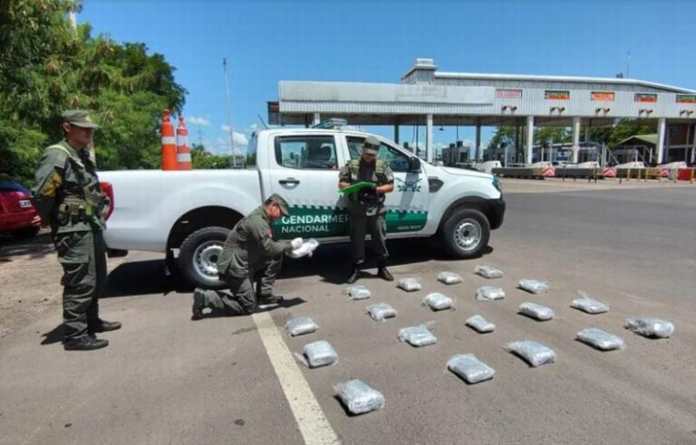 Detuvieron A Dos Hombres Que Iban Recibir Una Encomienda Con Kilos