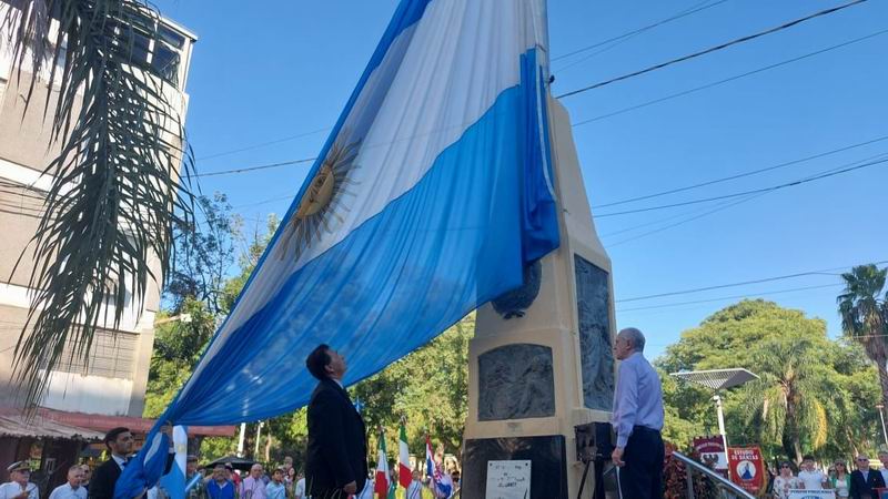 Izamiento de banderas y ofrenda floral en el aniversario 146 de